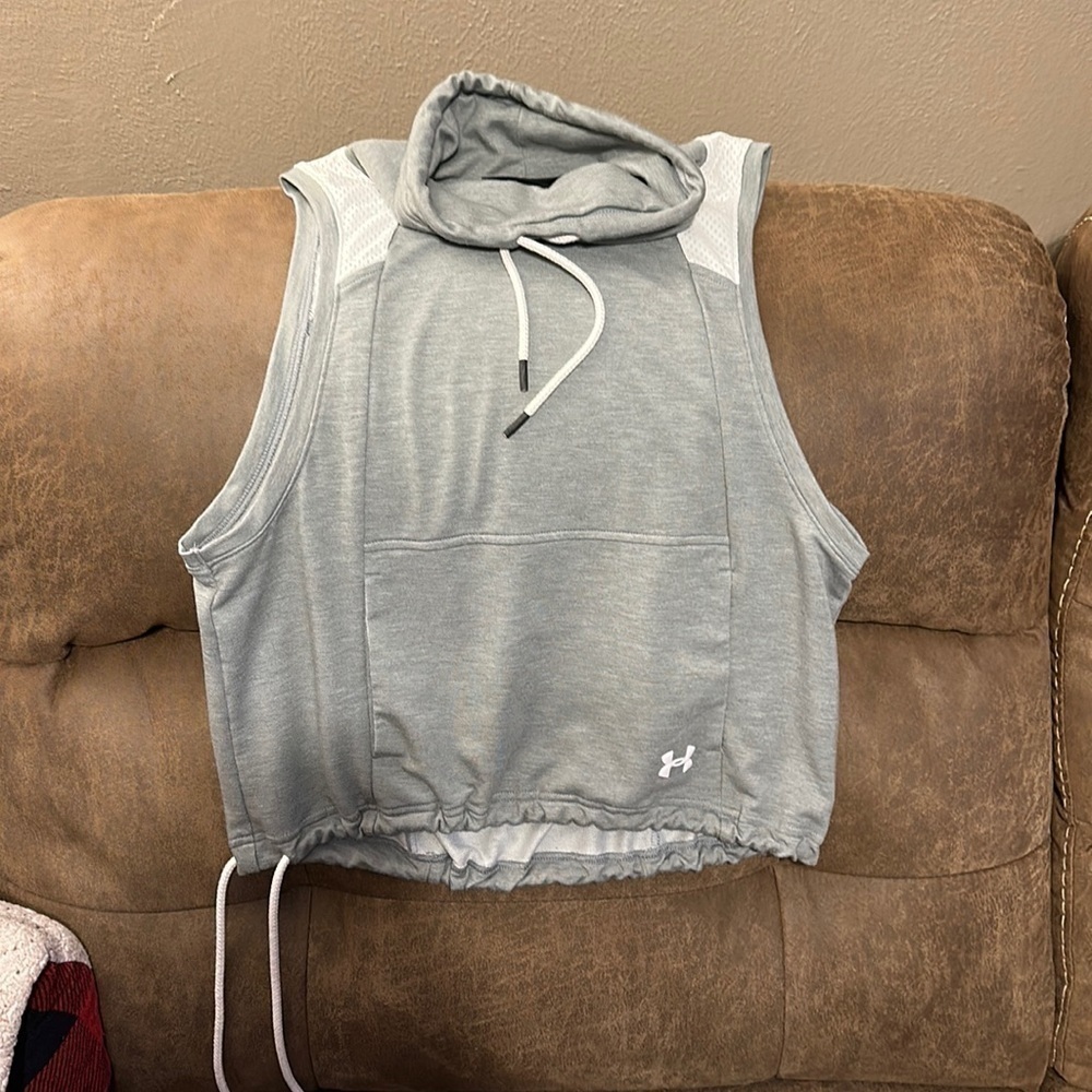 WOMEN’S Grey under Armour cowl neck athletic sleeveless top with kangaroo pocket